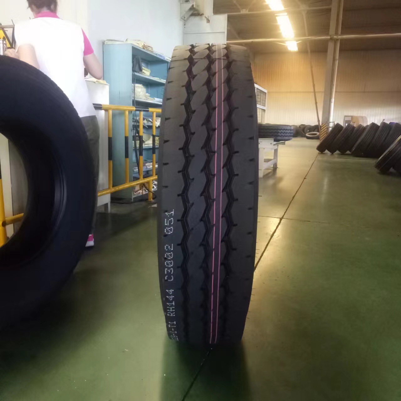 轮胎1100R20重载耐磨全钢丝轮胎1200-20卡货车渣土车轮胎厂家直供