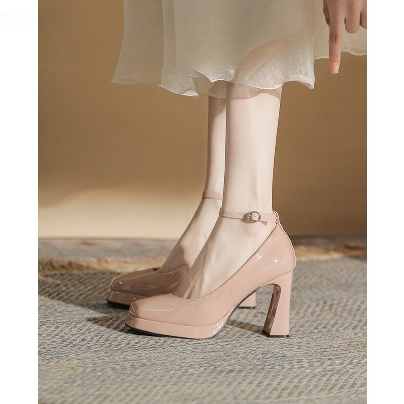 Shoes nude with a strap made of patent leather