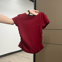 赤い愛の刺繍の短いタイプの肩の半袖のtシャツの女性の夏の2025新型のデザイン感の修身はやせている上着を現します。
