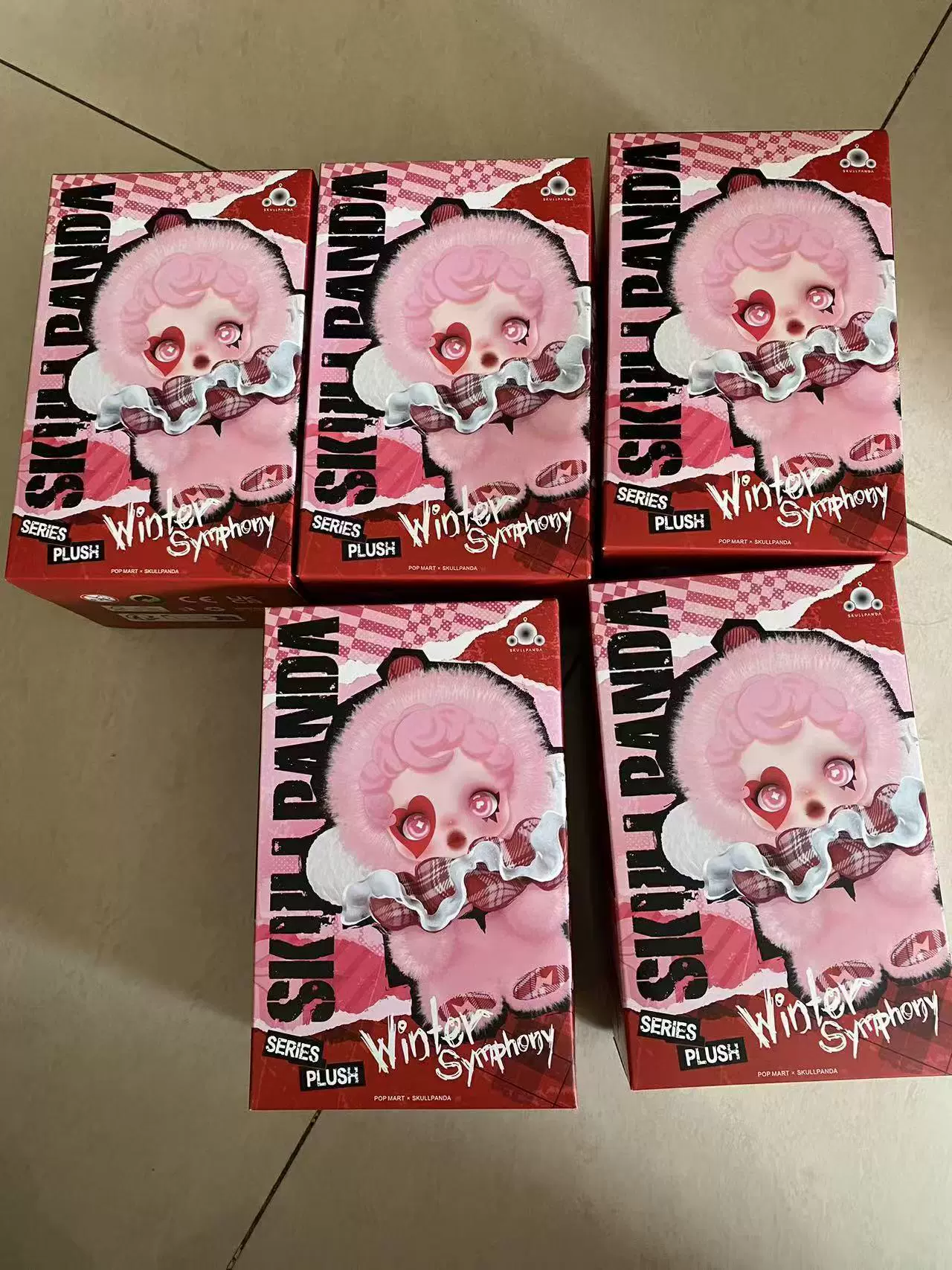 Плюшевый брелок (POP MART) Skullpanda зимняя серия, 16 см, с меховой капюшоном, коллекционный