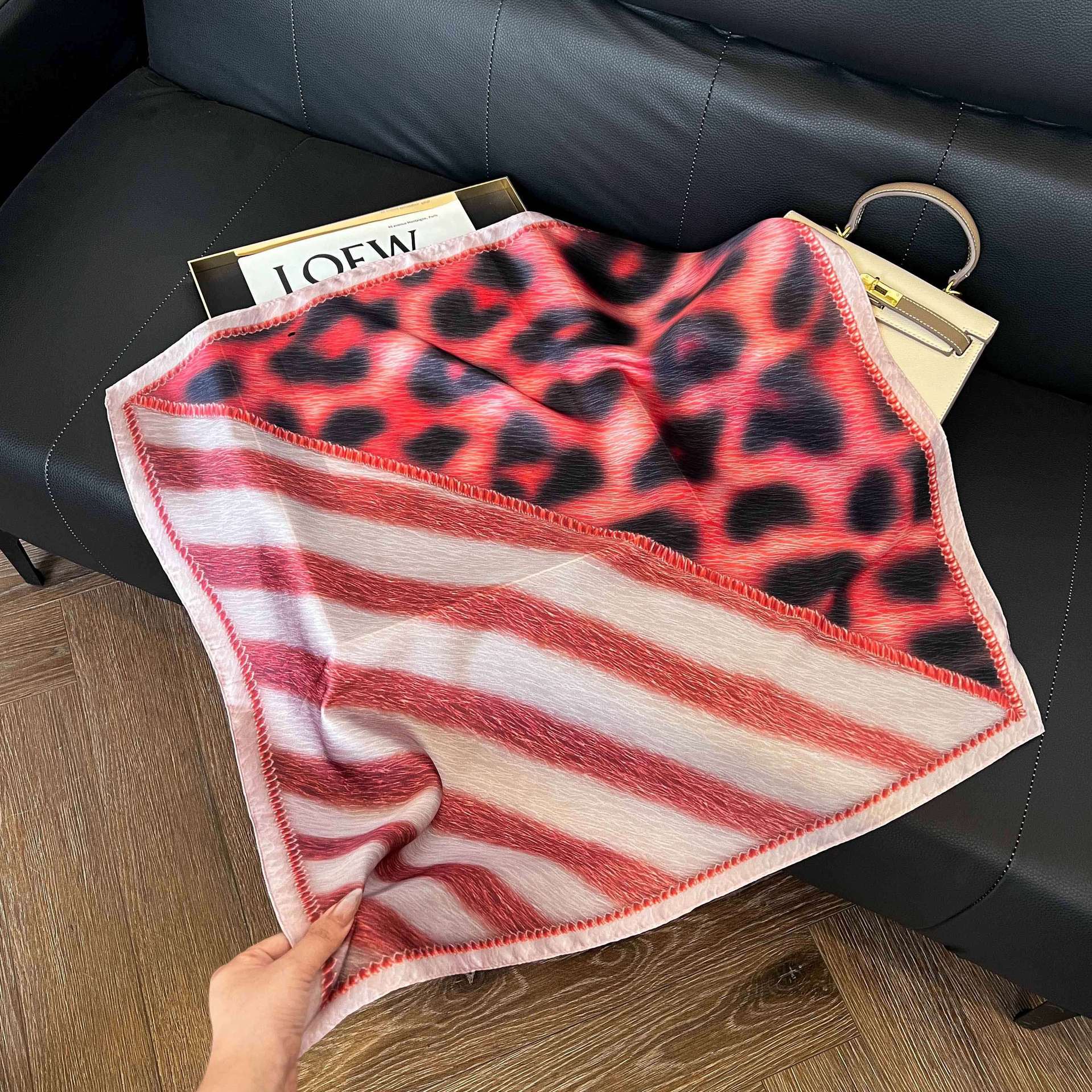 Transfronterizos nuevos bufandas de seda azul de alto nivel de seda cuadrada de simulación bufandas de moda de decoración de moda de combinación bolsa correa de pelo bufandas profesionales