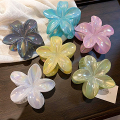 女性の新しい卵の花はシンプルな気質の後頭部を挟んでサメを挟んで海辺の休暇の清新な髪飾りをします。