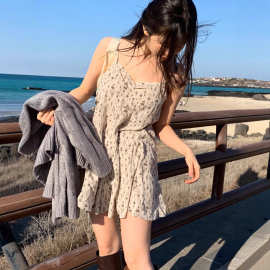 现货 复古吊带连衣裙女2025夏季法式韩东大门款休闲度假短裙oin*i