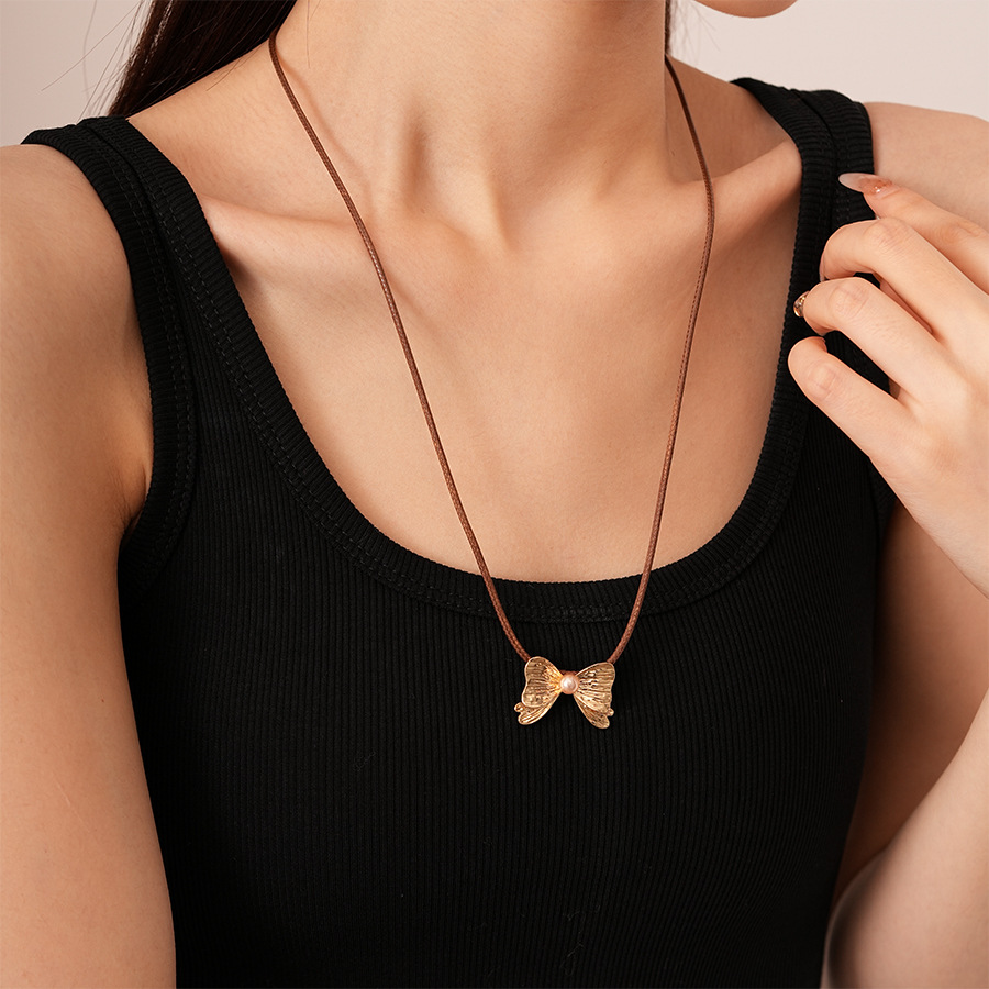 38g Weight Alloy Pendant Material Pendant Necklace Classification Alloy, Leather Rope Chain Material snake chain Chain Type 1 Piece Quantity Holiday, Daily, Selfie Occasion Alloy Material Geometric Pattern Women's Gender Plating Design Simple Style Style Simple Style Geometric Alloy Snake Chain Pendant Necklaces Wholesale 16