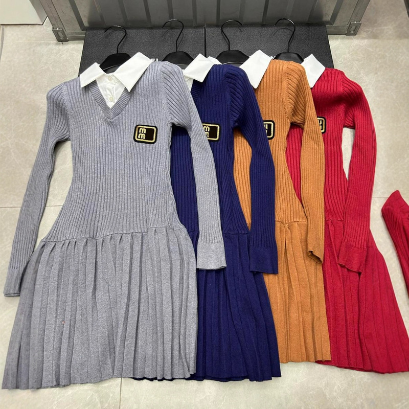 Miu Series 2025 Korean Retro Preppy Style Contrasting Fake Two-Piece Knitwear Women's Autumn and Winter Slim Pleated Dress Miu Series 2025 Korean Retro Preppy Style Contrasting Fake Two-Piece Knitwear Women's Autumn and Winter Slim Pleated Dress
