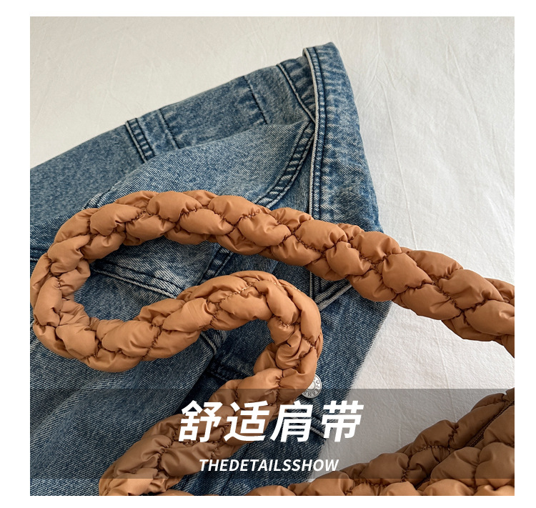 Large-capacity pleated cloud bag, new fashionable single-shoulder hand-held dumpling bag, solid-color simple crossbody bag, cross-border wholesale Application Scenario