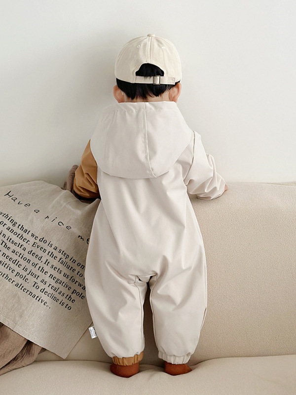 春のタイプの男の子は左右に突撃服をつなぎ合わせます。|undefined