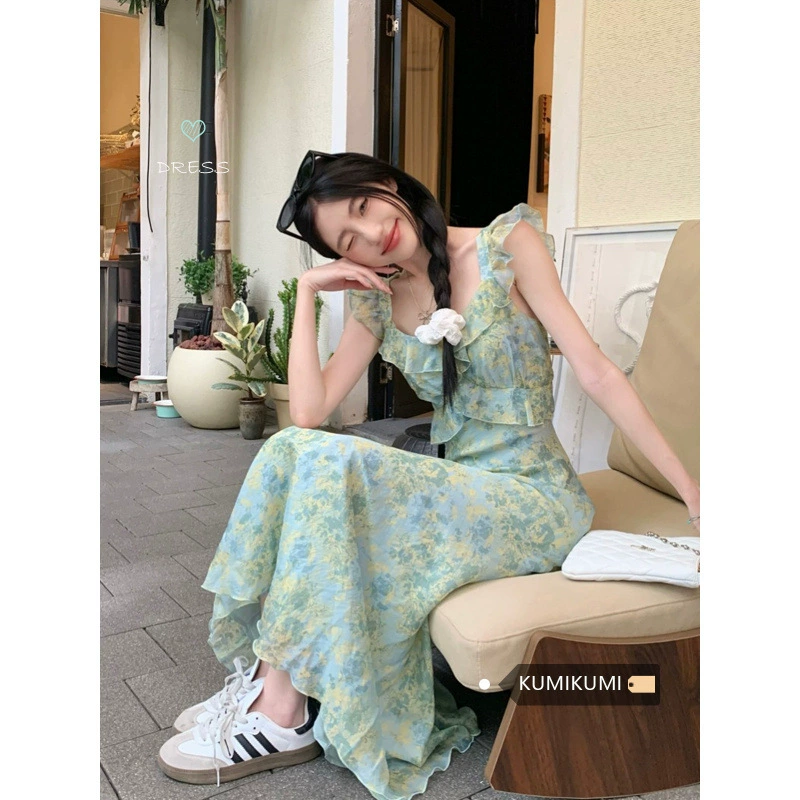 Новое платье с цветочным принтом, V-образным вырезом, летящими краями, стильным дизайном и эффектом стройности, крой с косой боковиной