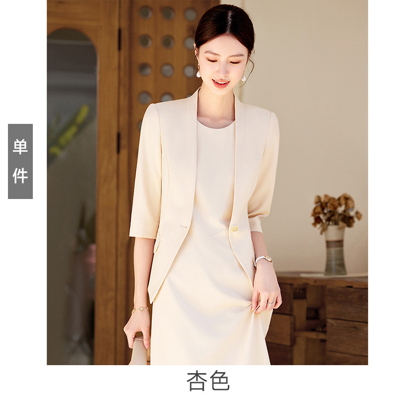 杏色のスーツの女性の気質は優雅で、春夏の高級感があります。|undefined