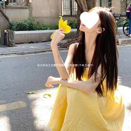温柔风黄色吊带连衣裙女夏季法式气质收腰显瘦字裙海边度假长裙