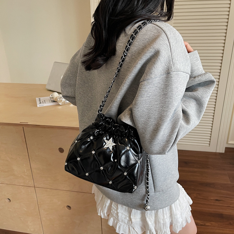 Bolso de cadena de rombos de fragancia pequeña transfronteriza para mujer 2025 nuevo estilo estilo occidental bolso de hombro de viajero salvaje bolso de cubo de mensajero