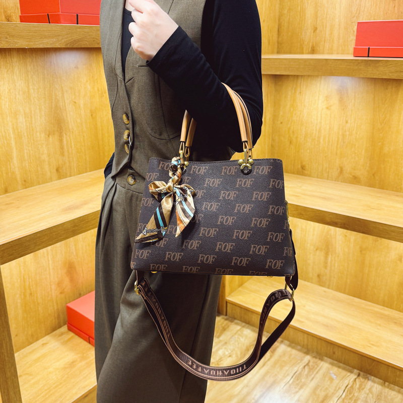 Luz lujosa moda popular bolso de mano transfronterizo nuevo retro letras impresión bolso de hombro texturas PU mochila