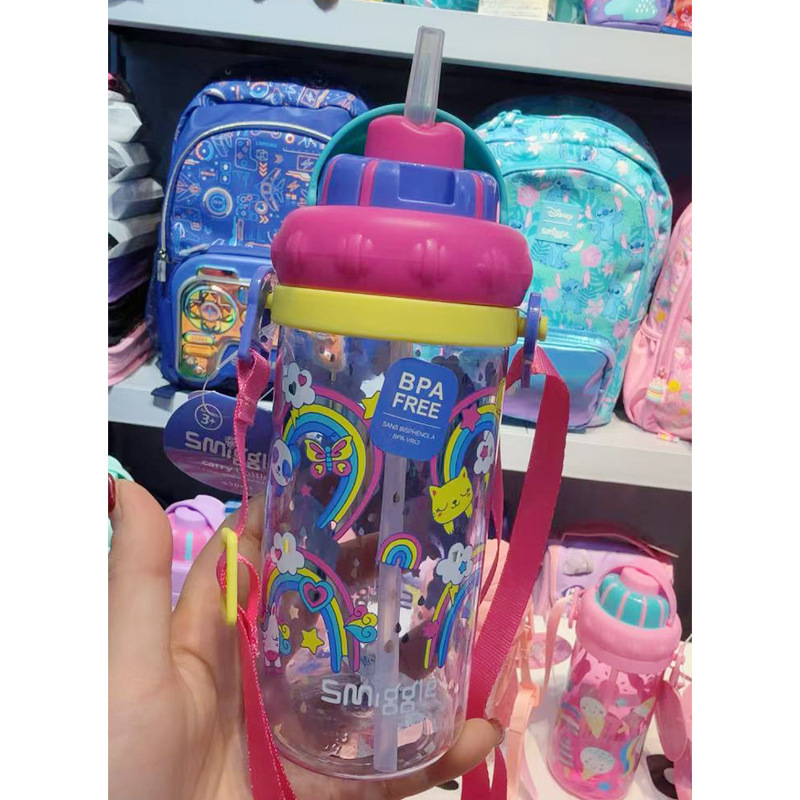 オーストラリアのスマイルポットの子供はすぐにロープ付きのコップを持っています。|undefined