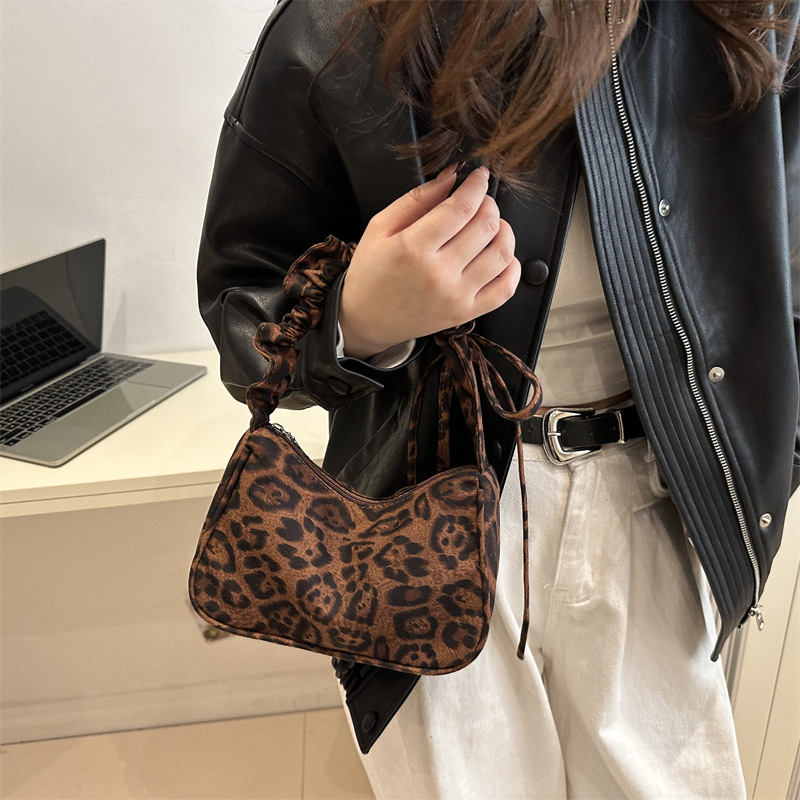 Bolso de bola de masa de mensajero de un solo hombro, popular de todos los partidos, bolso con estampado de leopardo de otoño e invierno, bolso de axilas, mujer de alto nivel
