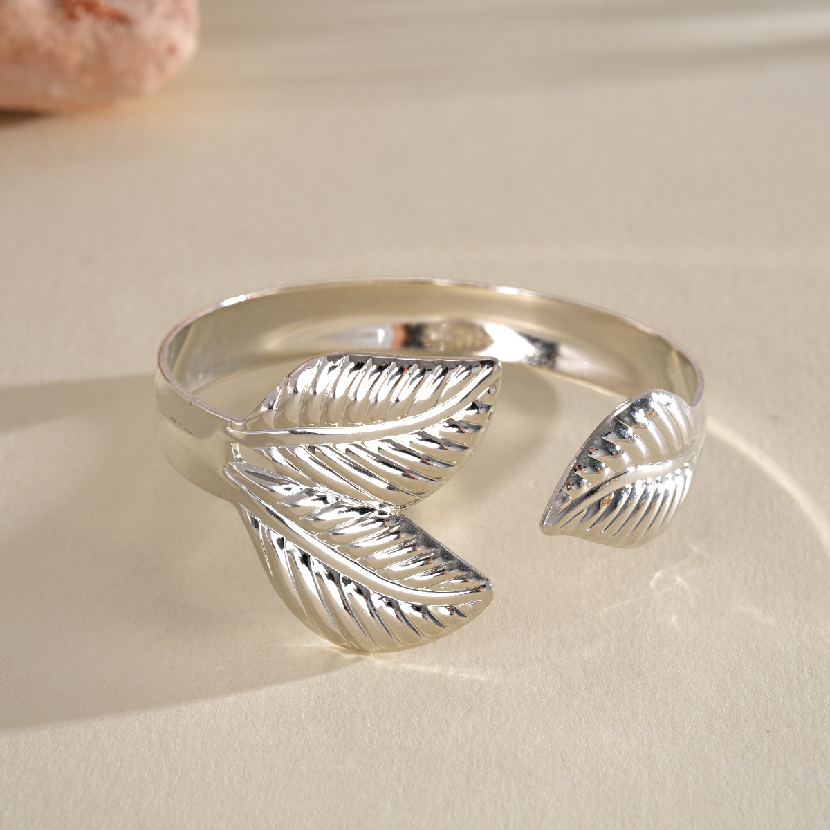 Brazalete de hoja abierta de viento metálico europeo y americano simple nicho pulsera de alta sensación de personalidad temperamento de moda joyería image 8