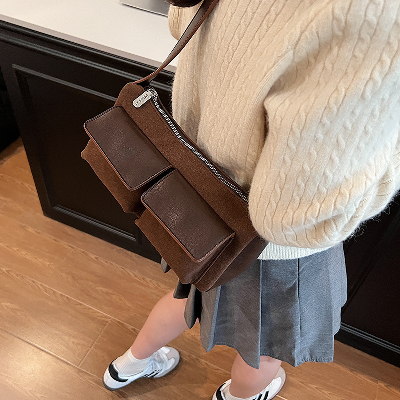 Dongdaemun, Corea del Sur, bolsa de palo de gamuza de gamuza Xiaozhong 2024 otoño e invierno, estilo occidental de moda, bolso de mensajero de un solo hombro con múltiples bolsillos