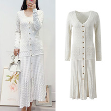 2025秋季新款白色镂空钩花气质时尚修身显瘦V领单排扣针织连衣裙