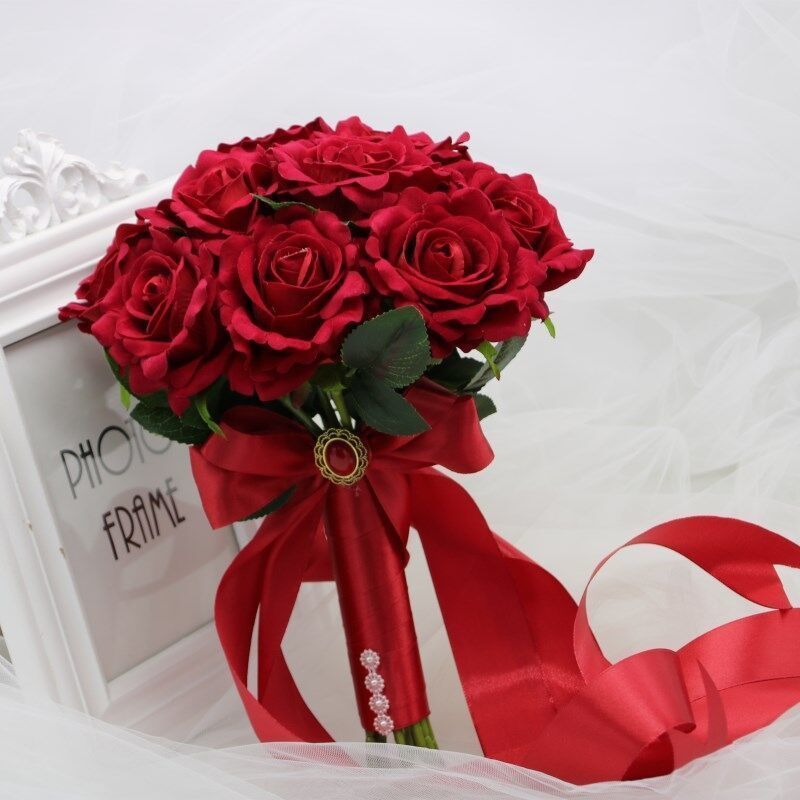 手に花を持つ新婦の韓国式結婚式の領収書のシミュレーションの花束の森系のウェディングドレスの撮影の道具の手に花をささげます。|undefined