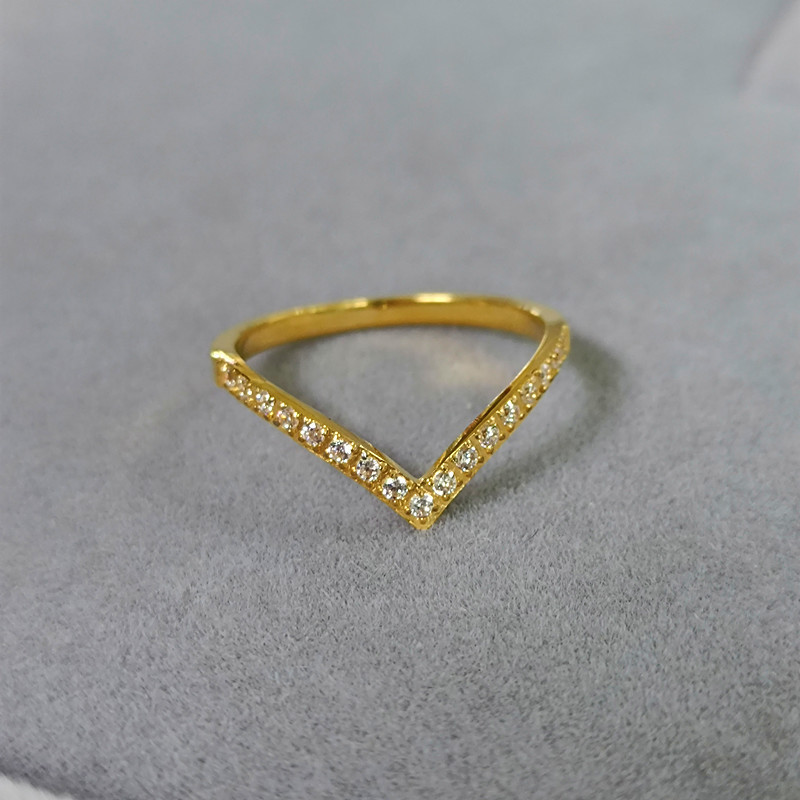 Anello di design scintillante per donna, elegante e confortevole_voghion.com