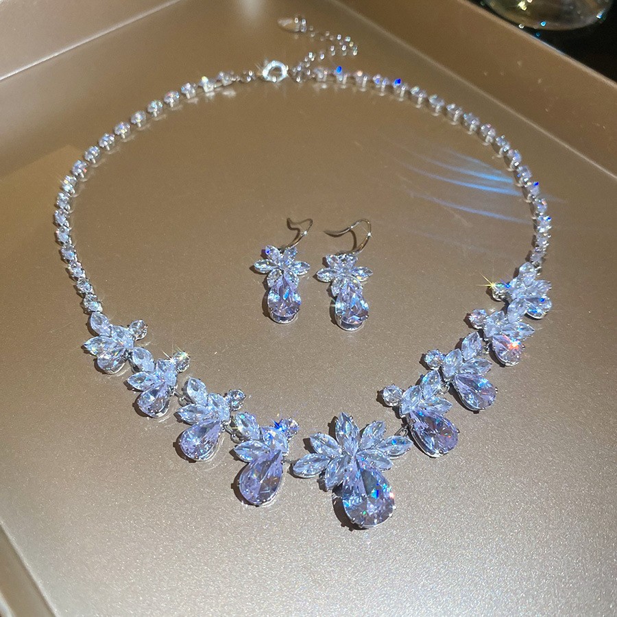 Collar de aretes cuadrados con incrustaciones de diamantes de dos piezas de moda, lujo ligero, collar de alta gama, temperamento exquisito, conjunto de joyas de todo fósforo