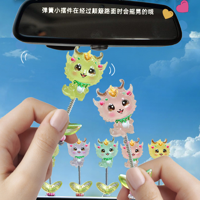 2023 productos de cinta roja en línea adorable dragón bebé adornos de automóvil consola central del automóvil decoraciones de espejo retrovisor