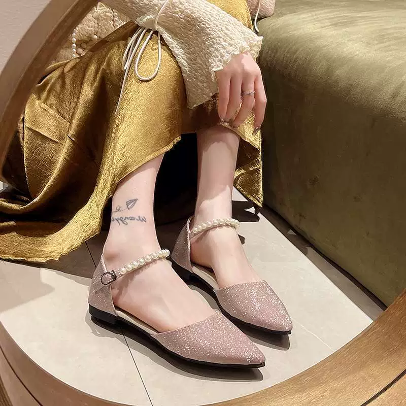 Женские босоножки с острым носком, боковые полые ремешки с жемчугом, новые весенне-летние модели с юбками, блестящая женская обувь.
