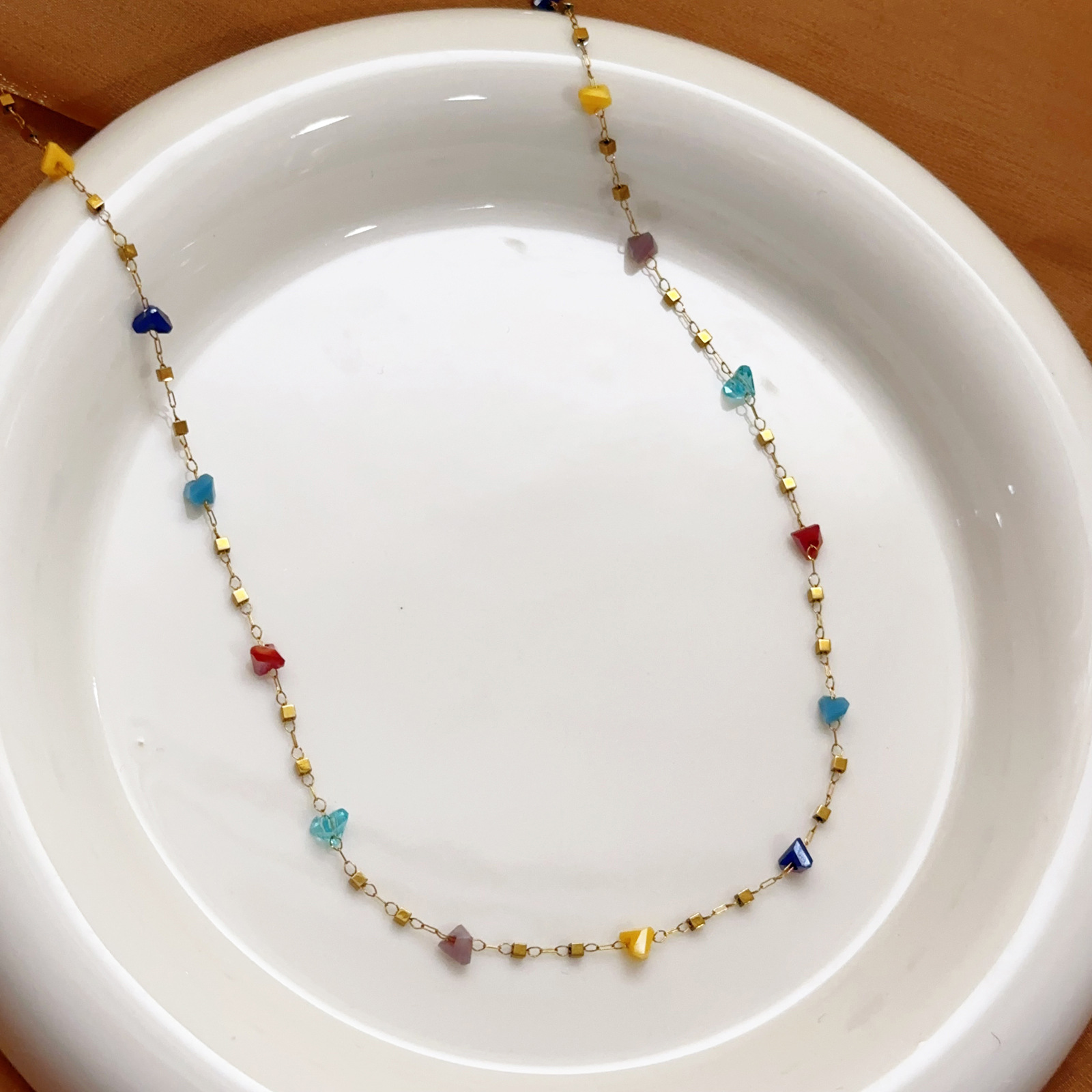Collar de cristal que no se desvanece de acero de titanio, cadena de clavícula de diseño de nicho de lujo ligero femenino 2025 nuevo accesorio de collar explosivo