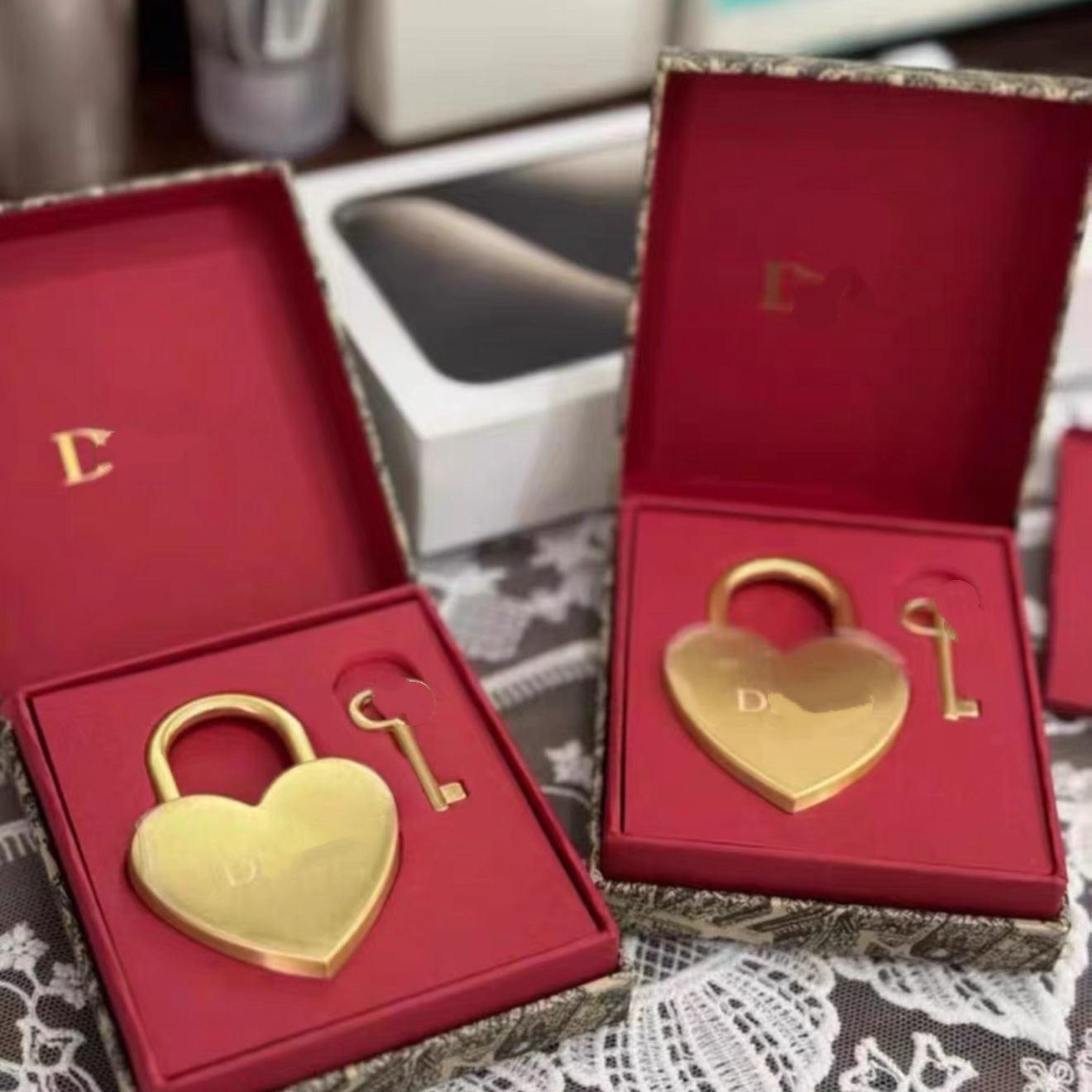 D's new Valentine's Day gift: a cute and high-end golden metal heart-shaped lock with a key, packaged in a gift box, and includes a charm