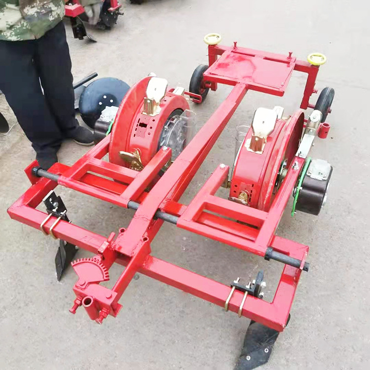 山西临汾手扶车带玉米播种机鸭嘴打孔精播机起垄铺膜甜玉米播种机
