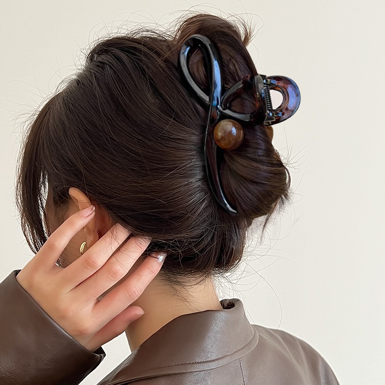 Clip de agarre de perlas de sentido avanzado, horquilla para el cabello en la parte posterior de la cabeza de las mujeres, clip de temperamento de otoño e invierno, tocado, clip de tiburón mediano, horquilla