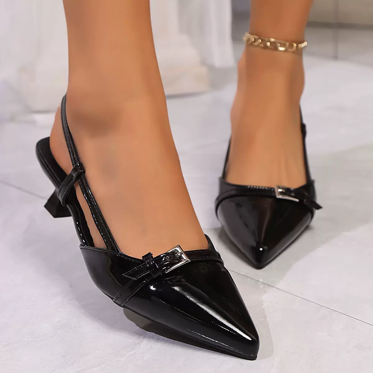 2025夏季新款简约漆皮一字带低跟凉鞋尖头细跟时装高跟凉鞋女批发