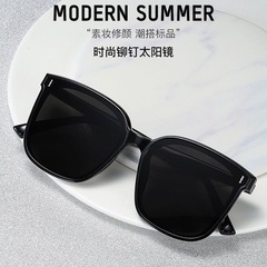 新型サングラス男女モデル韓国版潮網紅顔がやせている気質の大きいフレームサングラス紫外線防止メガネ