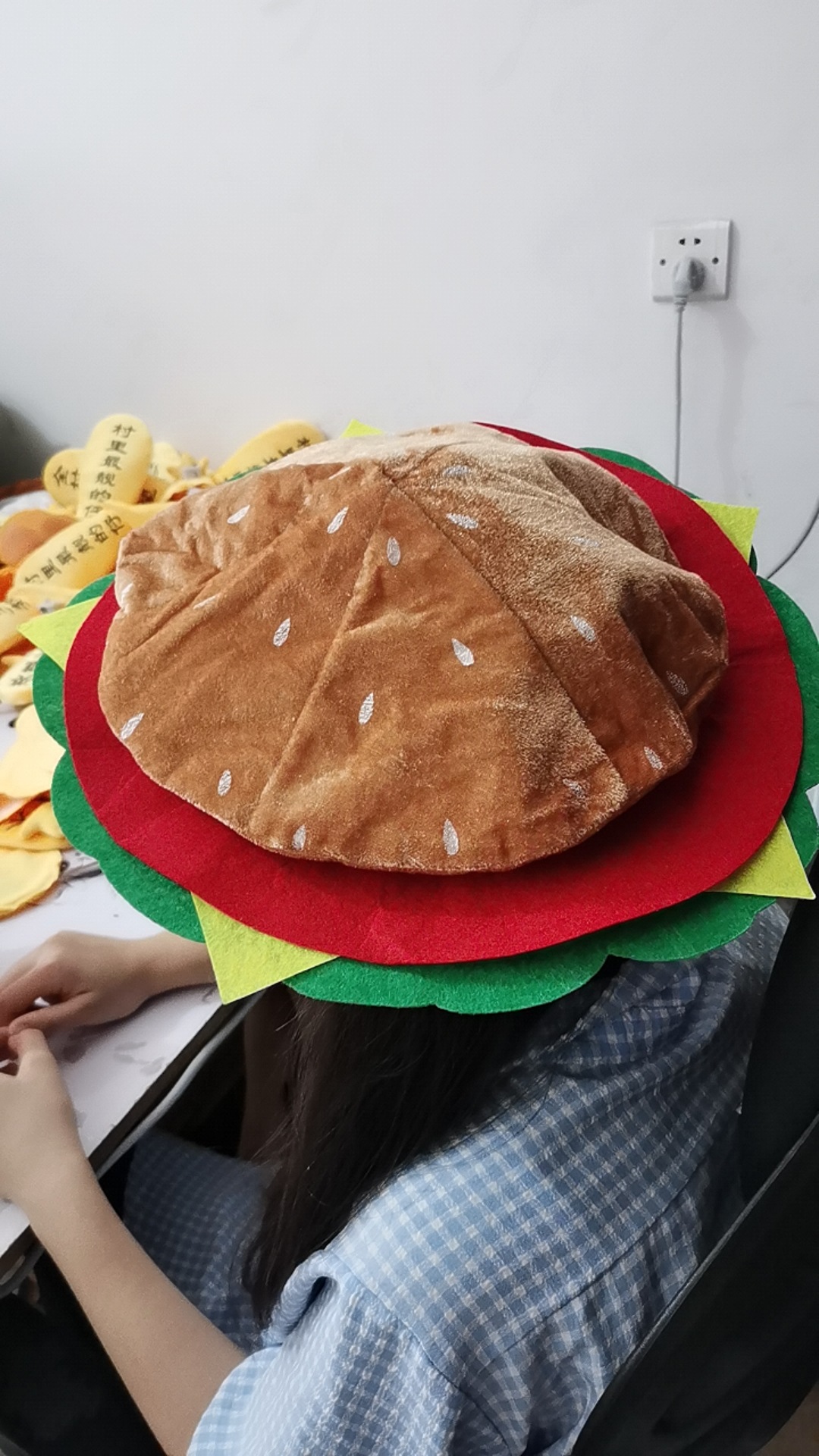 Fuente de la fábrica Leena fiesta hamburguesa sombrero fotografía artefacto divertido juego rendimiento en línea celebridad hamburguesa sombrero al por mayor