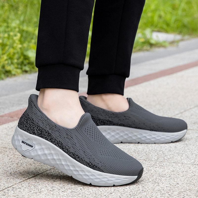 Thick-soled, breathable walking shoes for men, slip-on casual sneakers, flyknit lazy shoes, lightweight slip-on shoes for seniors