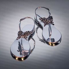 2025 夏の妖精の新しいスタイルのフリップフロップラインストーンファッションアウターサンダル女性のクリスタルヘリンボーンフラットフリップフロップサンダル