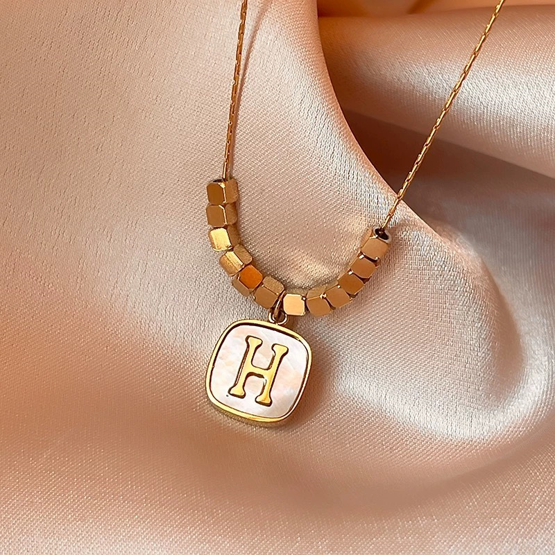 Kleine goldene Ziegelstein-Halskette aus Titanstahl für Damen, leichter Luxus-Nischenstil 2025, hochwertige Schlüsselbeinkette für Pullover,_voghion.com