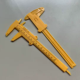 塑料盒;裁纸刀;医药箱