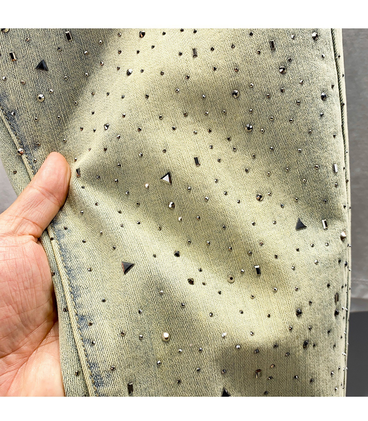 Jeans slim fit uomo in stile retro con strass ed elasticizzate_voghion.com