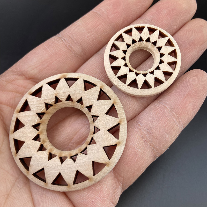 Crystal Ball Base Solid Wood Hollow Carved Round Ball Seat Base Stylish Creative Ball Holes Ornaments Display Stand