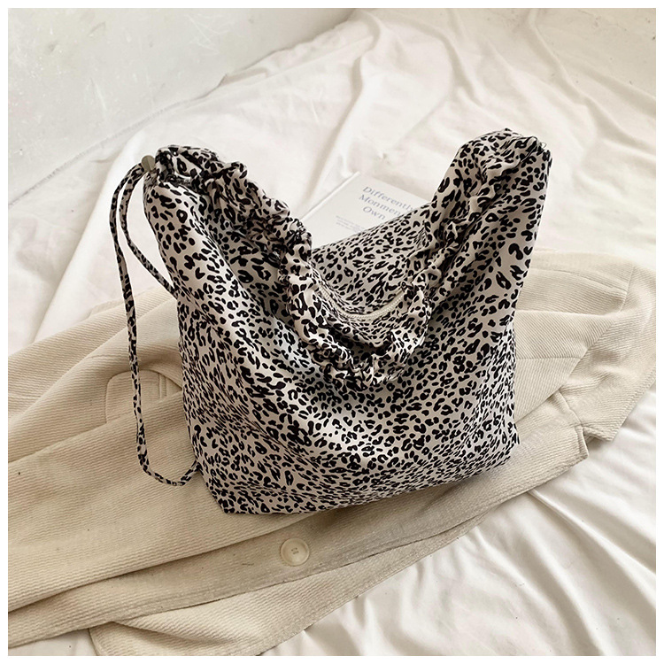 Leopard print women's tote large capacity crossbody bag, 2024 new casual canvas college student fashion class bag_voghion.com
