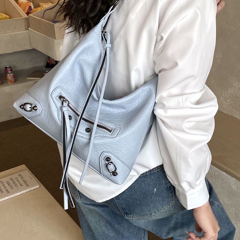 Versatile Women's Rivet Shoulder Bag Large Capacity Crossbody Tote_voghion.com