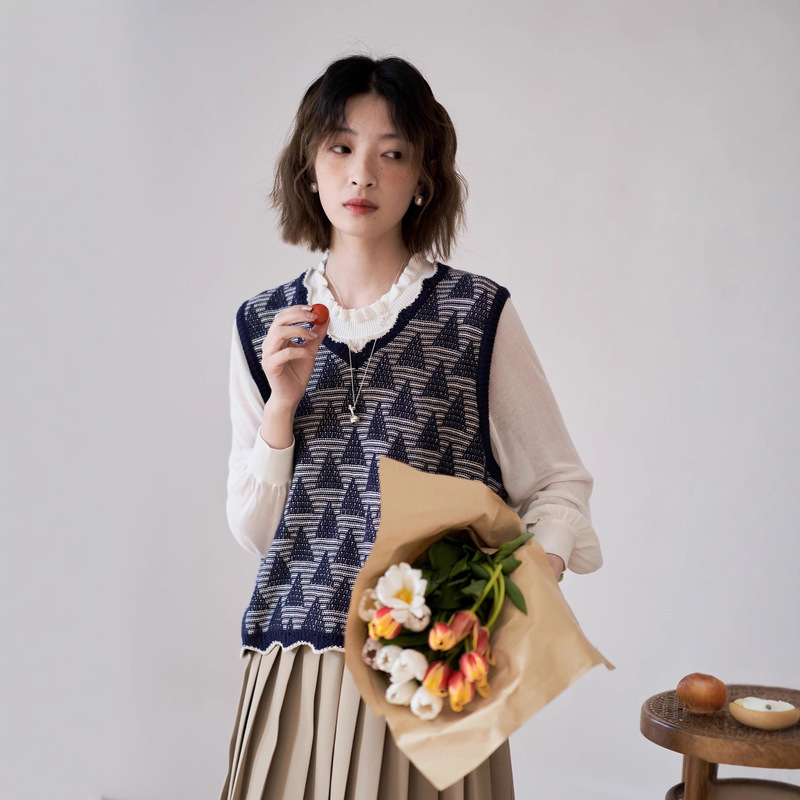 「白描工作间」“返校日”早春新品V领毛针织衫提花复古针织马甲|undefined