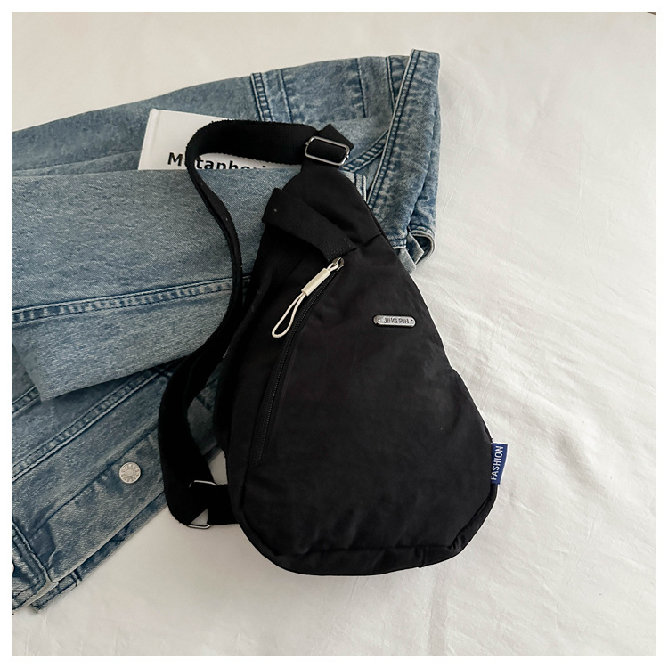 The new large-capacity, fashionable and versatile Korean casual chest bag for autumn and winter, as well as the simple travel canvas bag, are selling well among women undefined