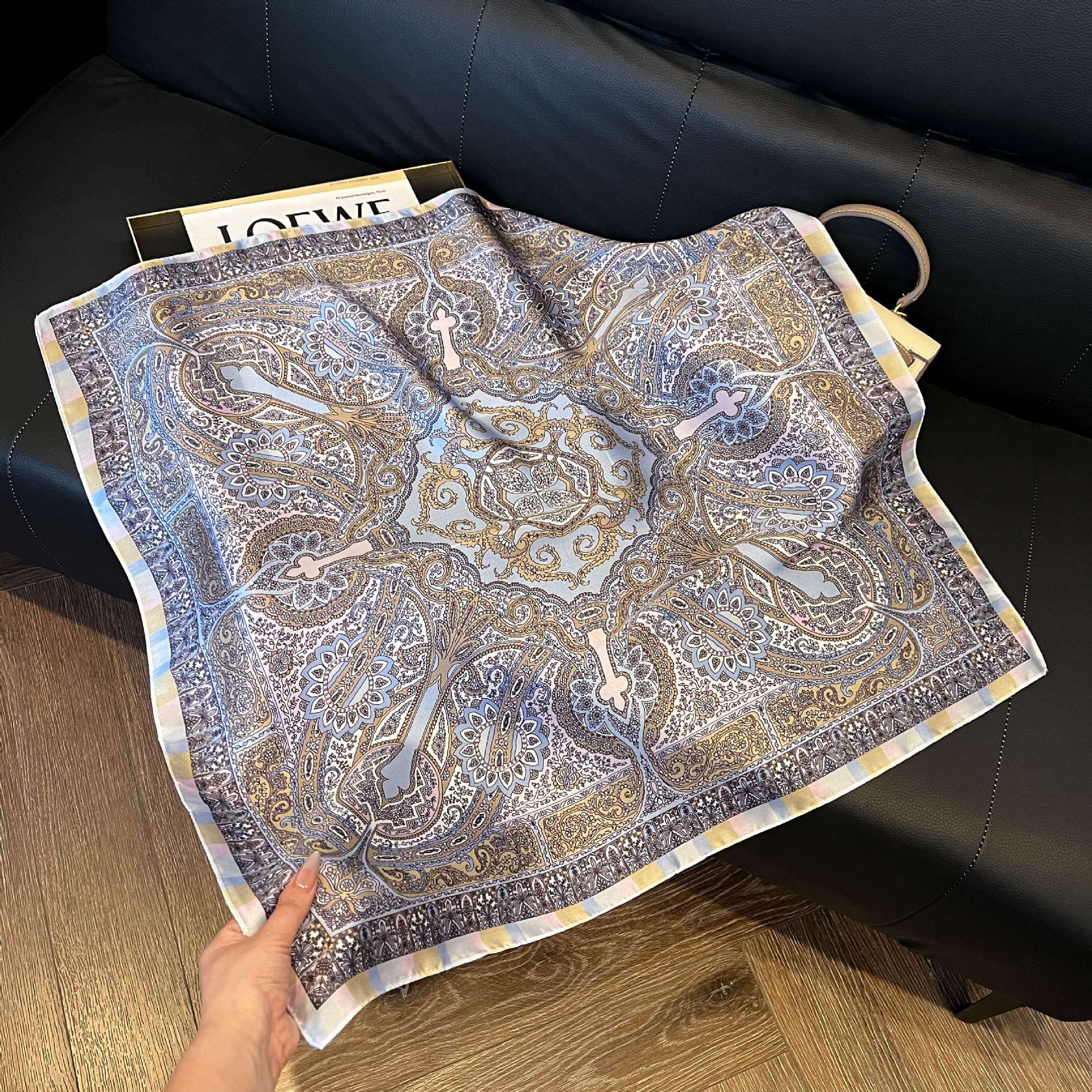 Transfronterizos nuevos bufandas de seda azul de alto nivel de seda cuadrada de simulación bufandas de moda de decoración de moda de combinación bolsa correa de pelo bufandas profesionales