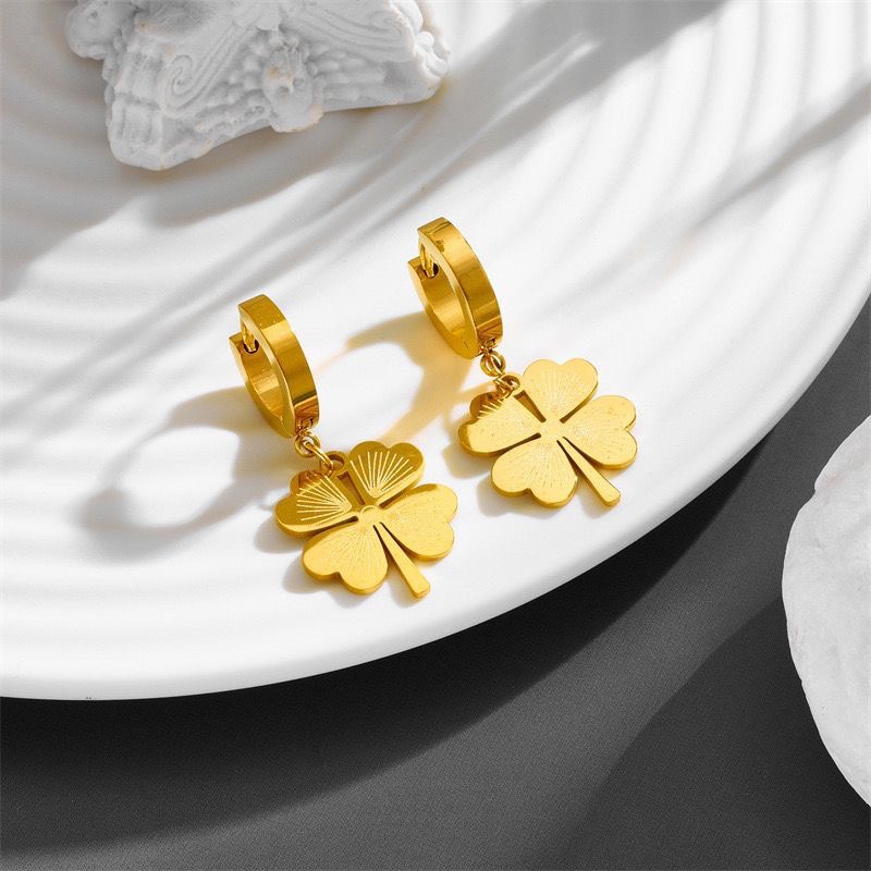 orecchini con fibbia a forma di fiore di trifoglio in acciaio al titanio per i nuovi orecchini boutique da donna alla moda e di nicchia senza orecchini sbiaditi_voghion.com