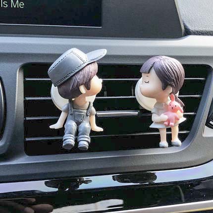 Adornos de coche de celebridades de Internet al por mayor accesorios de coche lindo beso pareja muñeca decoración de coche eléctrico