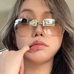 欧米のy 2kは枠なしでサングラスの女性のギャルの凹形のinsネットの赤いサングラスを入れて紫外線の大きい枠を防ぎます。