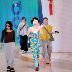 【スポット】辛い目の洋子李嘉琦と同じフランス島風休暇レモンプリントストラップワンピース