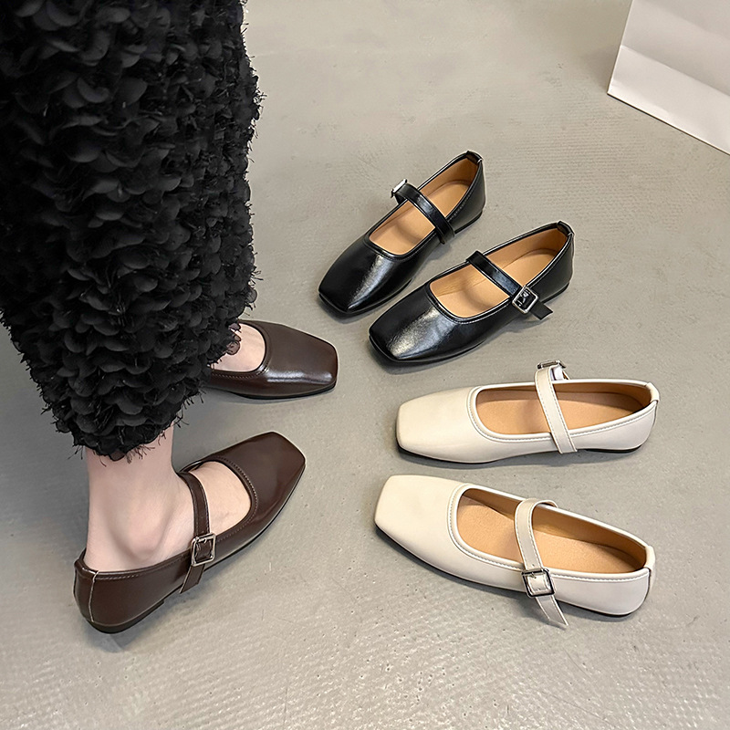 Retro Mary Jane shoes made of soft leather with a strap low-cut flat…