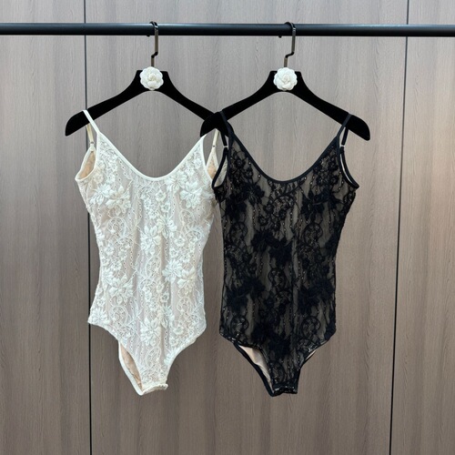 Lingerie-style backless top with lace innerwear for a fit-and-flare design, white spaghetti strap for spring and summer wear.